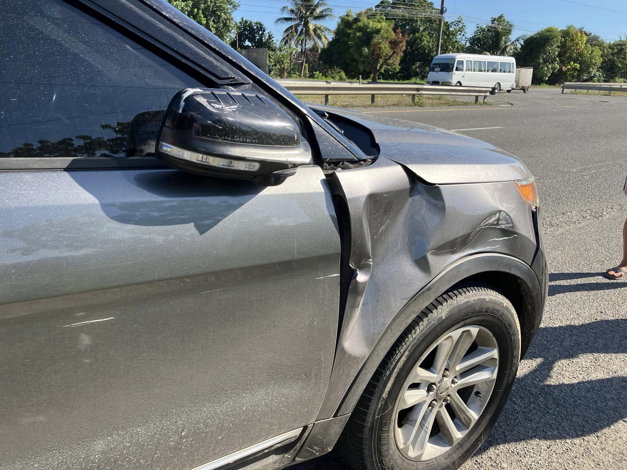 Rendiauto pärast liiklusõnnetust, kahjustatud parempoolse esitiiva ja küljepeegliga.