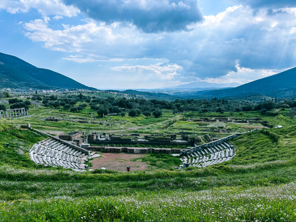 Antiik-Messene arheoloogiline ala ja iidne teater Peloponnesosel