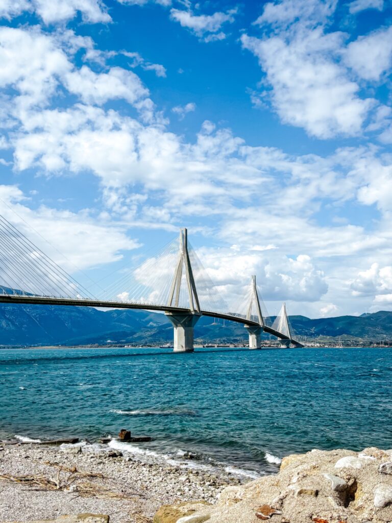 Rio-Antirrio sild Korintose lahe kohal.