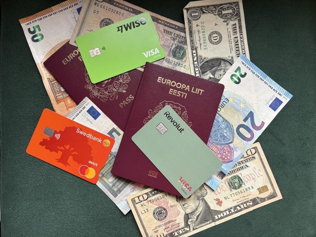 reisi ettevalmistus - Eesti passid, Revoluti, Wise ja Swedbanki pangakaardid ning eurod ja USA dollarid reisile kaasa võtmiseks.