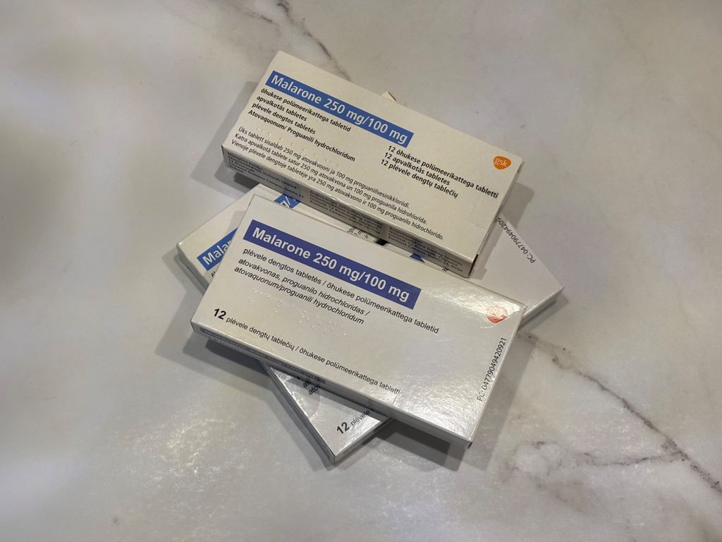Neli karpi Malarone 250 mg/100 mg malaariaravimit laual