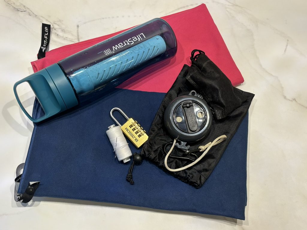 Praktiline reisivarustus koos LifeStraw veepudeli, mikrofiiberrätikute, reisipesunööri ja tabalukuga